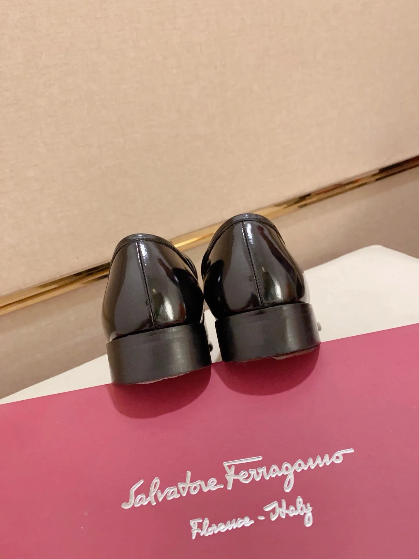 Men's shoes💰: 520💰 High version Ferragamo quality! 🆕🆕Exclusive hot-selling products in stock🔥🔥New products on the shelves, high-quality shoes, high-end driving shoes, with complete packaging! 💪 💪 Material: imported patented cowhide 🐂 + imported high-quality water-dyed cowhide lining + wear-resistant outsole 👍🏻👍🏻 Features: high-end and comfortable, purely handmade 🚀 🚀 Create the perfect shoes that suit you best 🔥 🔥 Size: (38-44) Can be customized 45 non-returnable!
